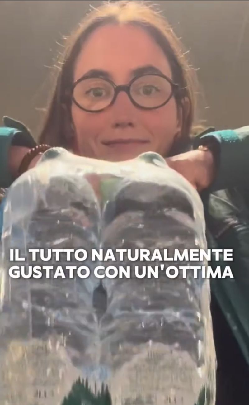 L'acqua in bottiglia è perfetta per chi vuole un  apporto quotidiano e costante di microplastiche, essendo spesso rimasta per ore sotto il sole cocente