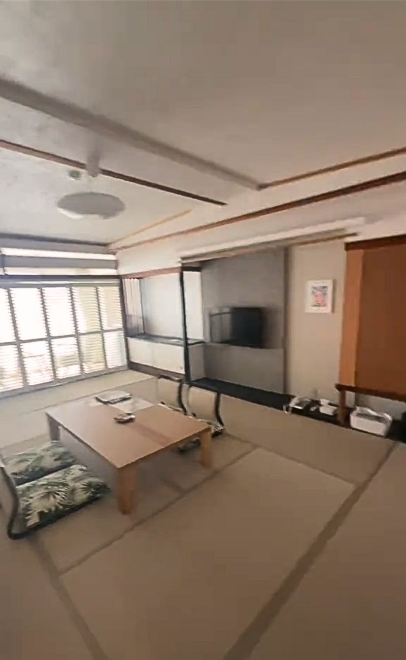 La stanza d'hotel giapponese, fino a ora di cena, non ha il futon e somiglia più a sala da tè