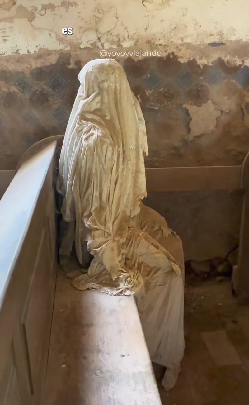 Una delle statue di fantasmi della chiesa, a 2 ore di auto da Praga.