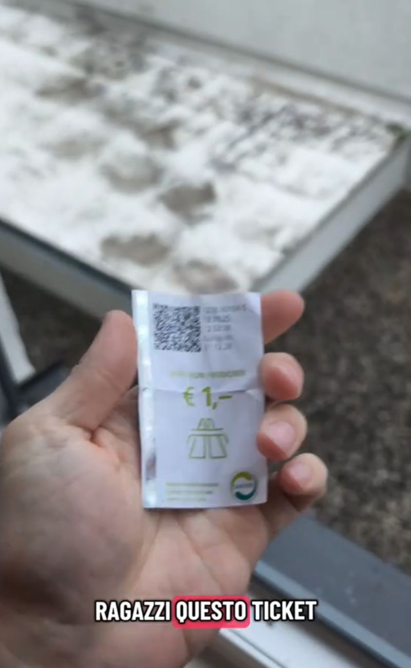 Il biglietto da 1€ che serve per usare i bagni in autostrada in Germania, eventualmente 'rimborsabile' al bar.