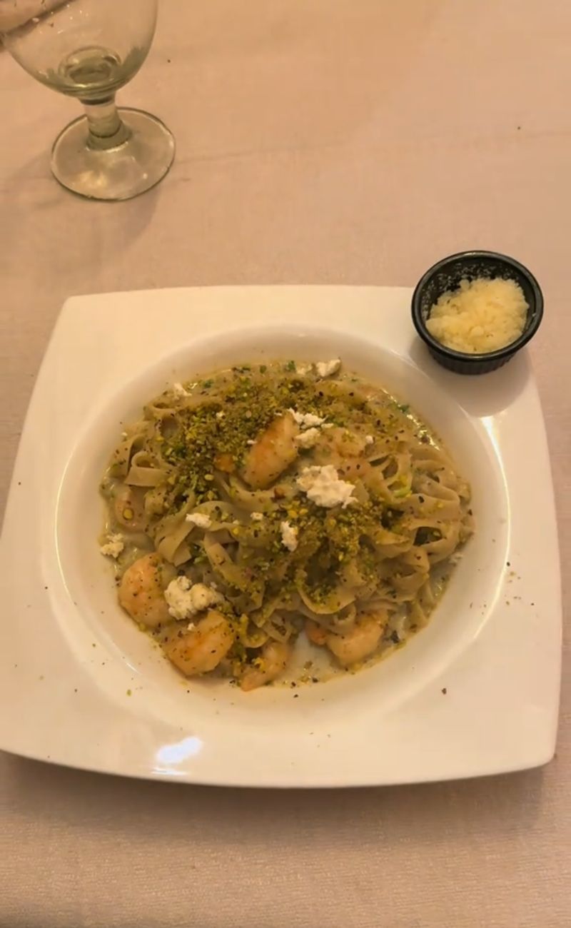 L'autrice del video ha optato per un piatto di tagliatelle con gamberetti e pistacchio