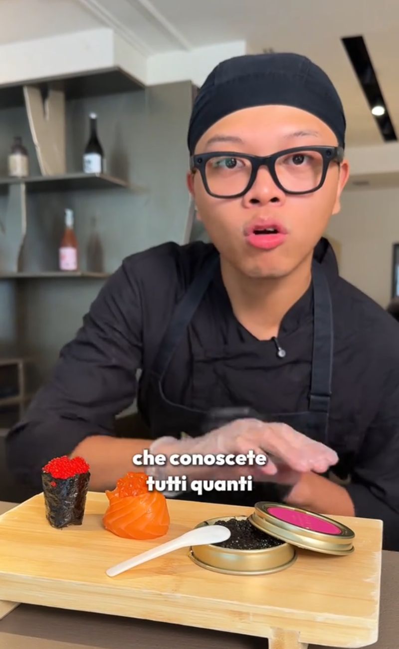 Lo chef ha mostrato tre tipi diversi di uova di pesce.
