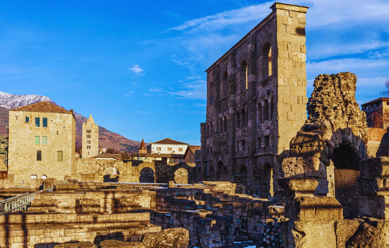 L'anfiteatro romano testimonia l'influenza Romana di svariati secoli fa.