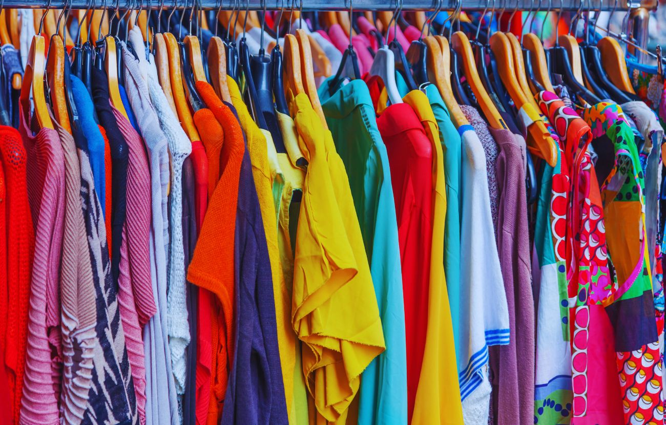 Molte persone conservano vecchi indumenti, pur essendo consapevoli che non li indosseranno mai più.