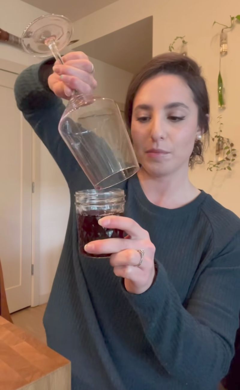 La sommelier non rimette il tappo di sughero ma versa il vino avanzato in un contenitore di vetro ermetico