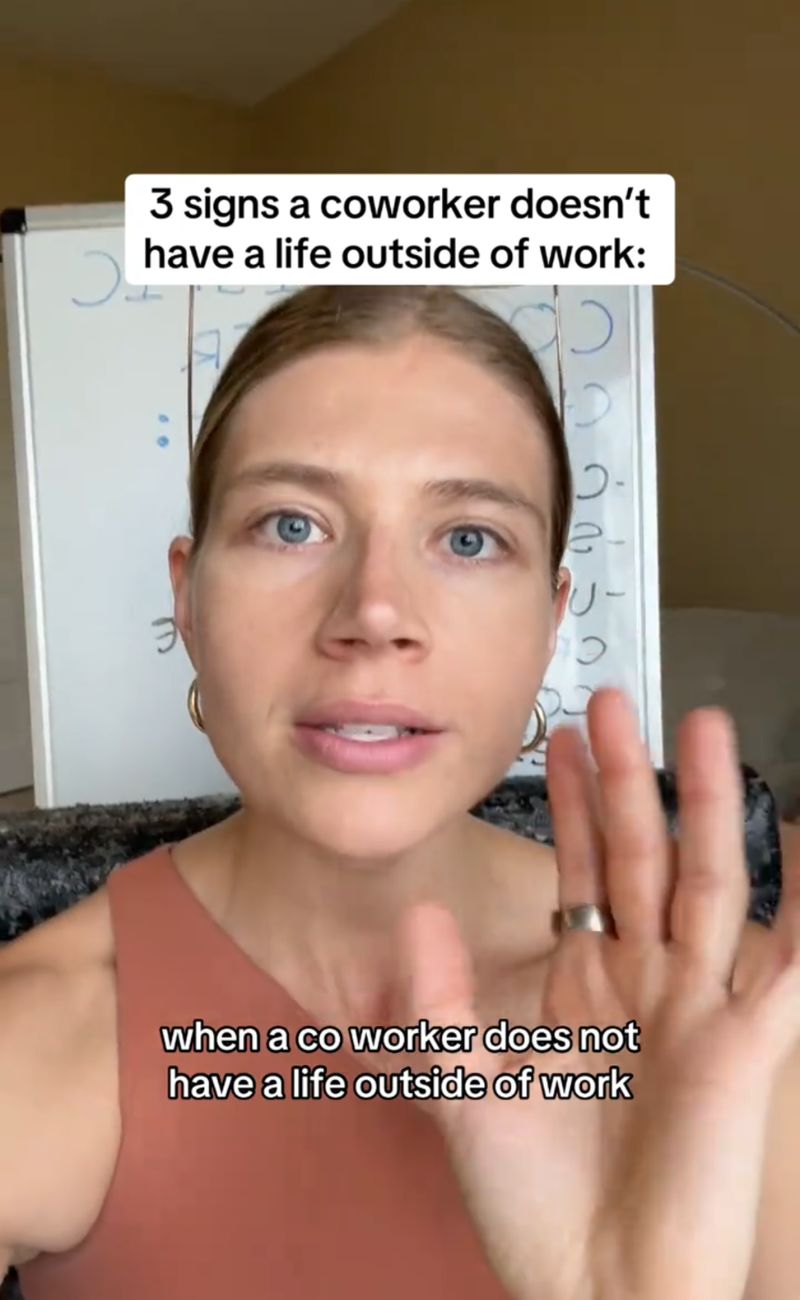 L'esperta ha svelato i segnali da cogliere per capire se un collega non ha una vita al di fuori del lavoro.