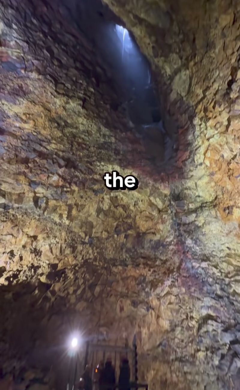 I colori della grotta vulcanica sono davvero incredibili