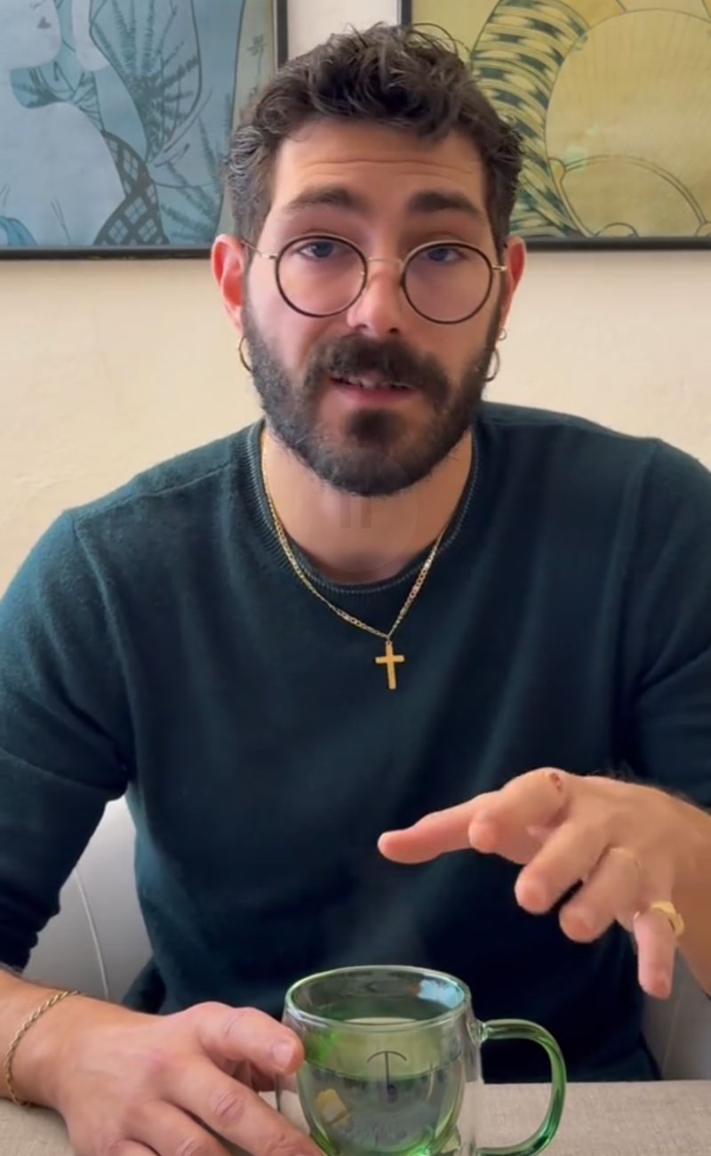 Il naturopata ha provato a bere acqua calda al mattino per 30 giorni ed ha riscontrati vari effetti positivi.