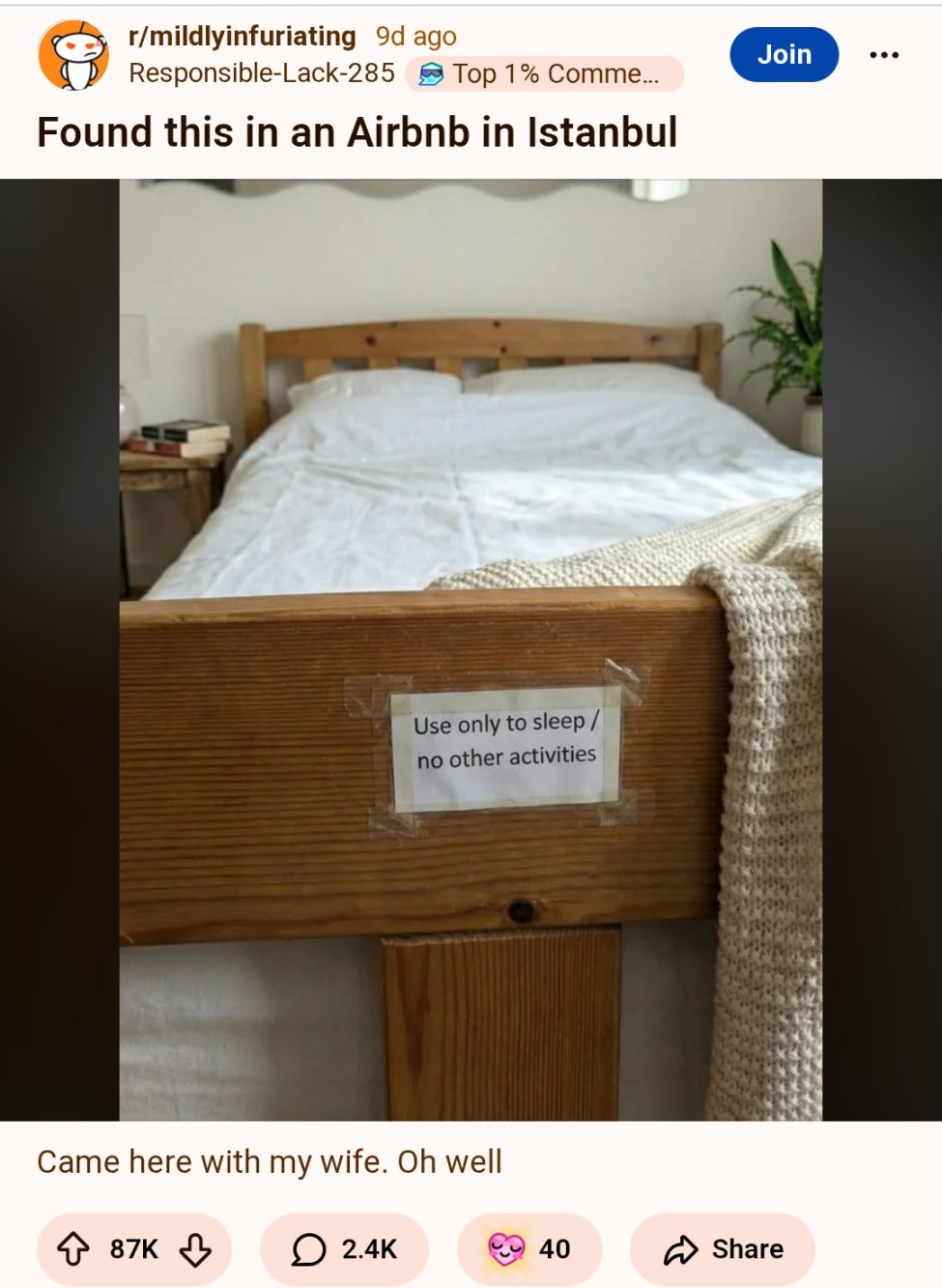 "Usare solo per dormire, nessun'altra attività" recita il cartello trovato nell'Airbnb di Istanbul