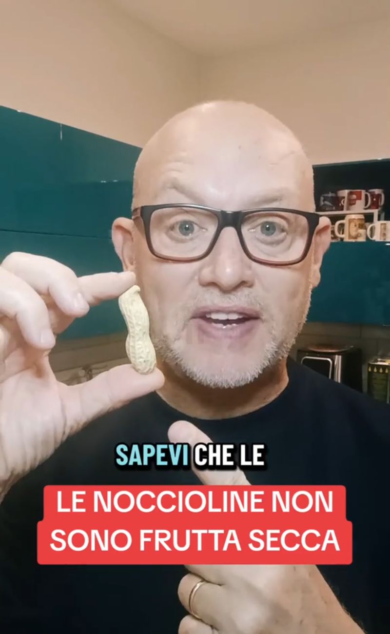 Come ha spiegato il content creator, le arachidi non sono frutta secca ma legumi