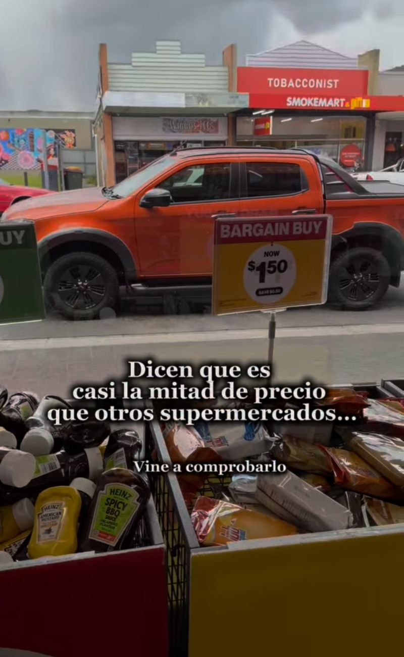 All'ingresso del supermercato ci sono dei box con prodotti in offerta.