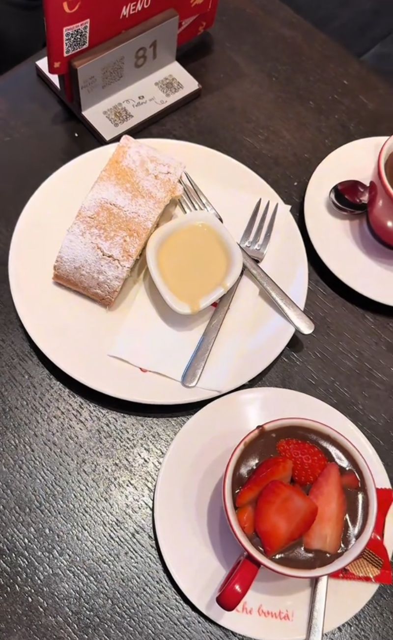 Lo strudel e la cioccolata calde serviti al Loacker Café di Bolzano