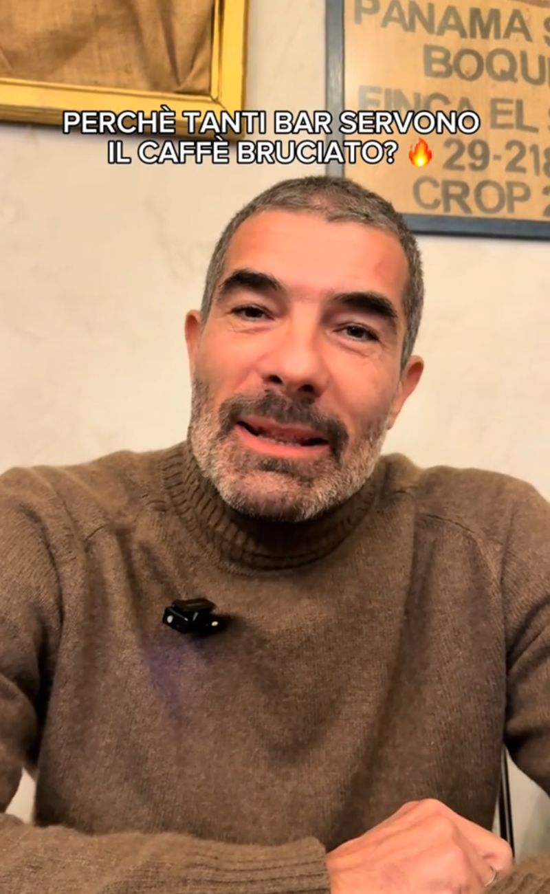 Il tiktoker @baradvisor ha spiegato perché il caffè sa di bruciato