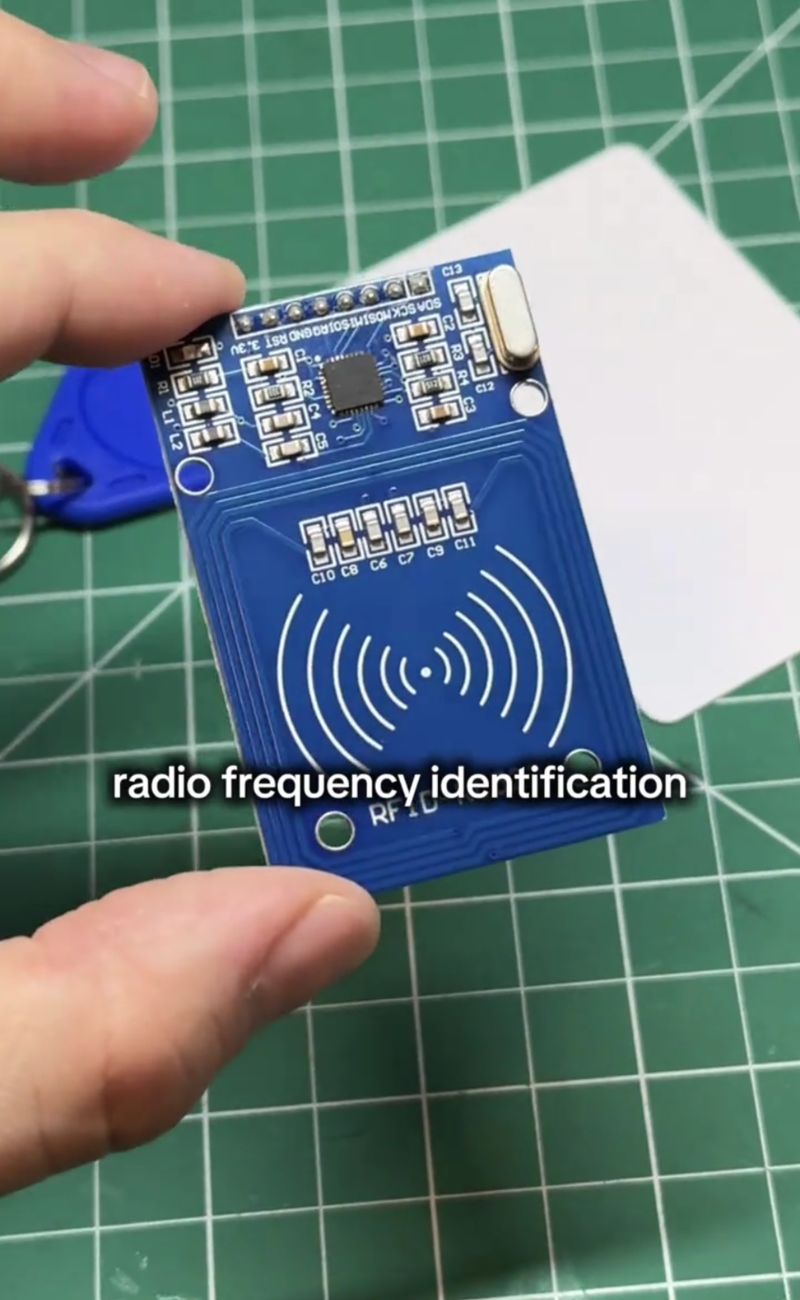 Il lettore che rende possibile la 'magia' della carta di credito che, senza batterie, permette di pagare online.