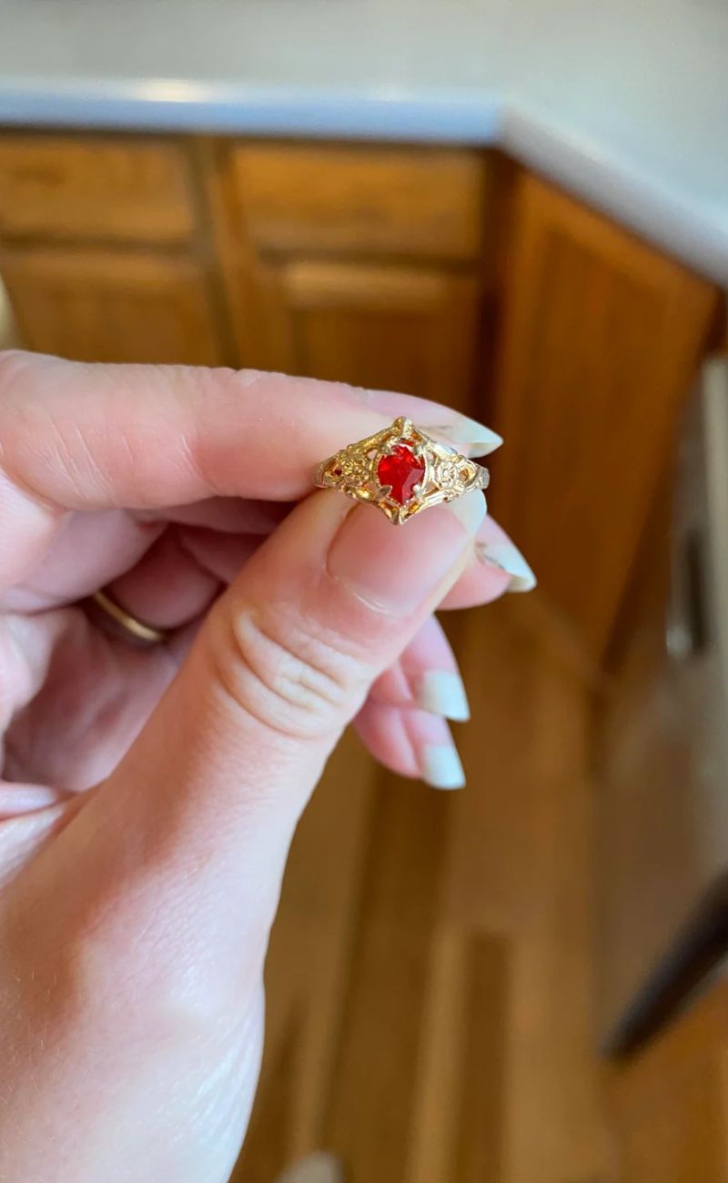 L'anello (per sfortuna della coppia finto) trovato letteralmente dentro la toppa delle chiavi