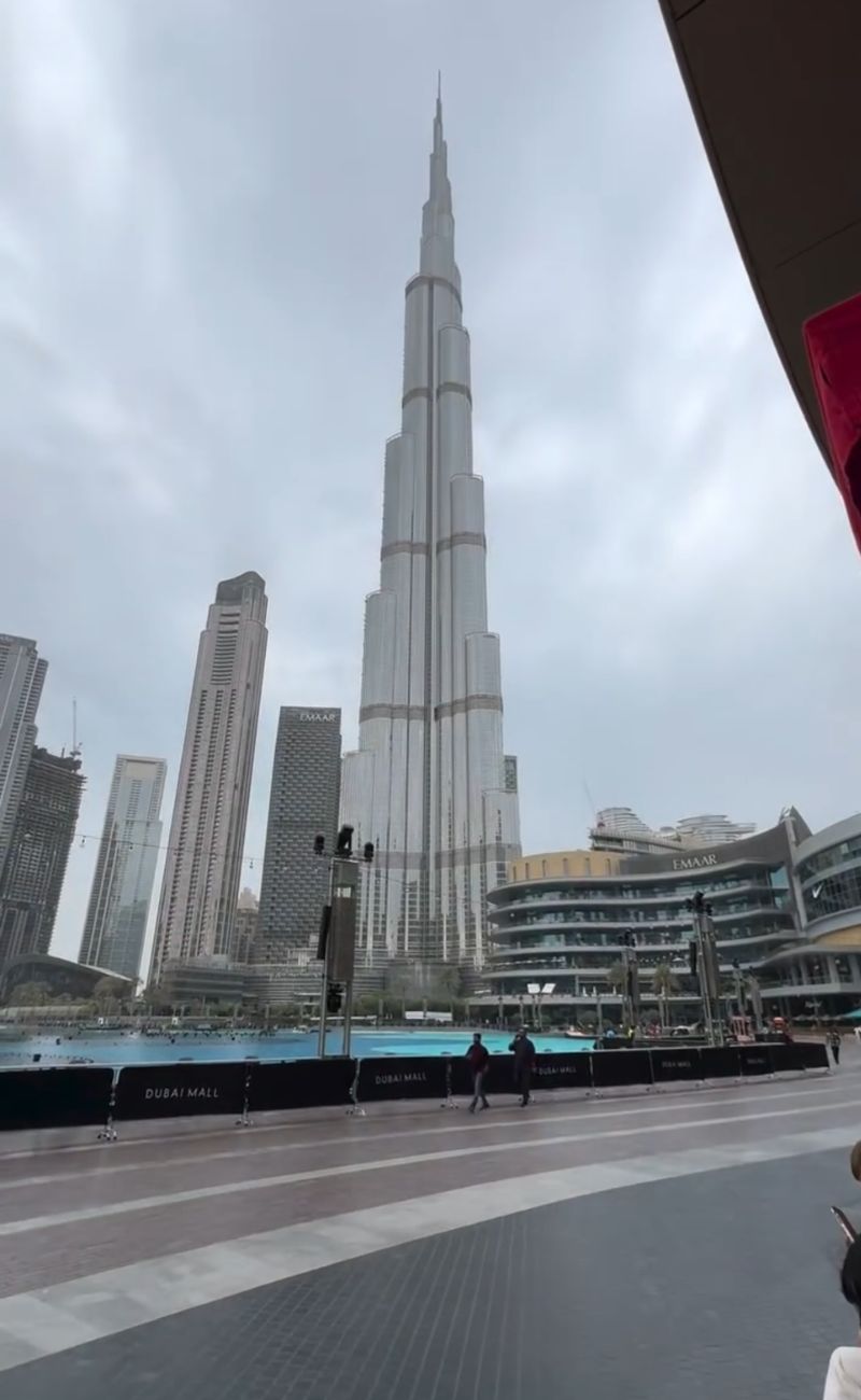 La notte del 31 dicembre mangiare di fronte al Burj Khalifa costa 600€ anche in un fast food 