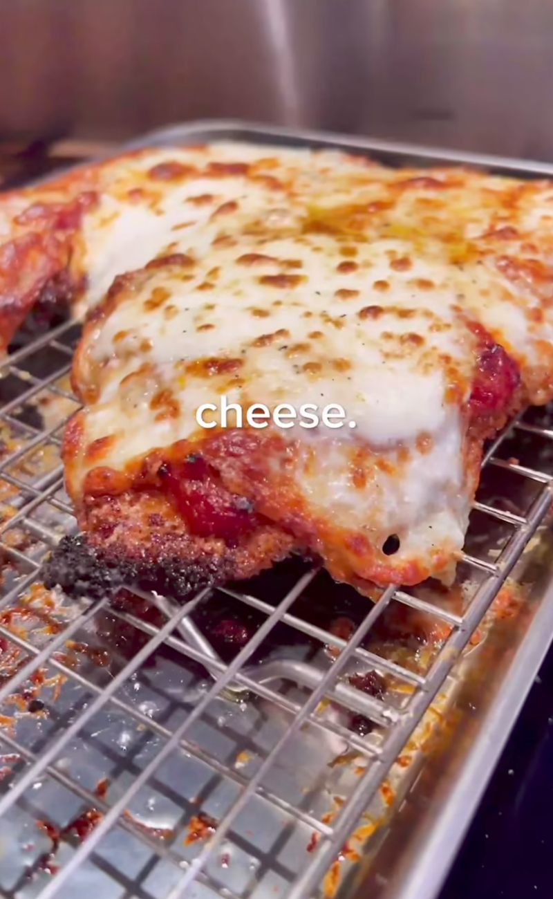 La "Parmesan" australiana: cotoletta con salsa di pomodoro e formaggio fuso, tipico cibo da pub.