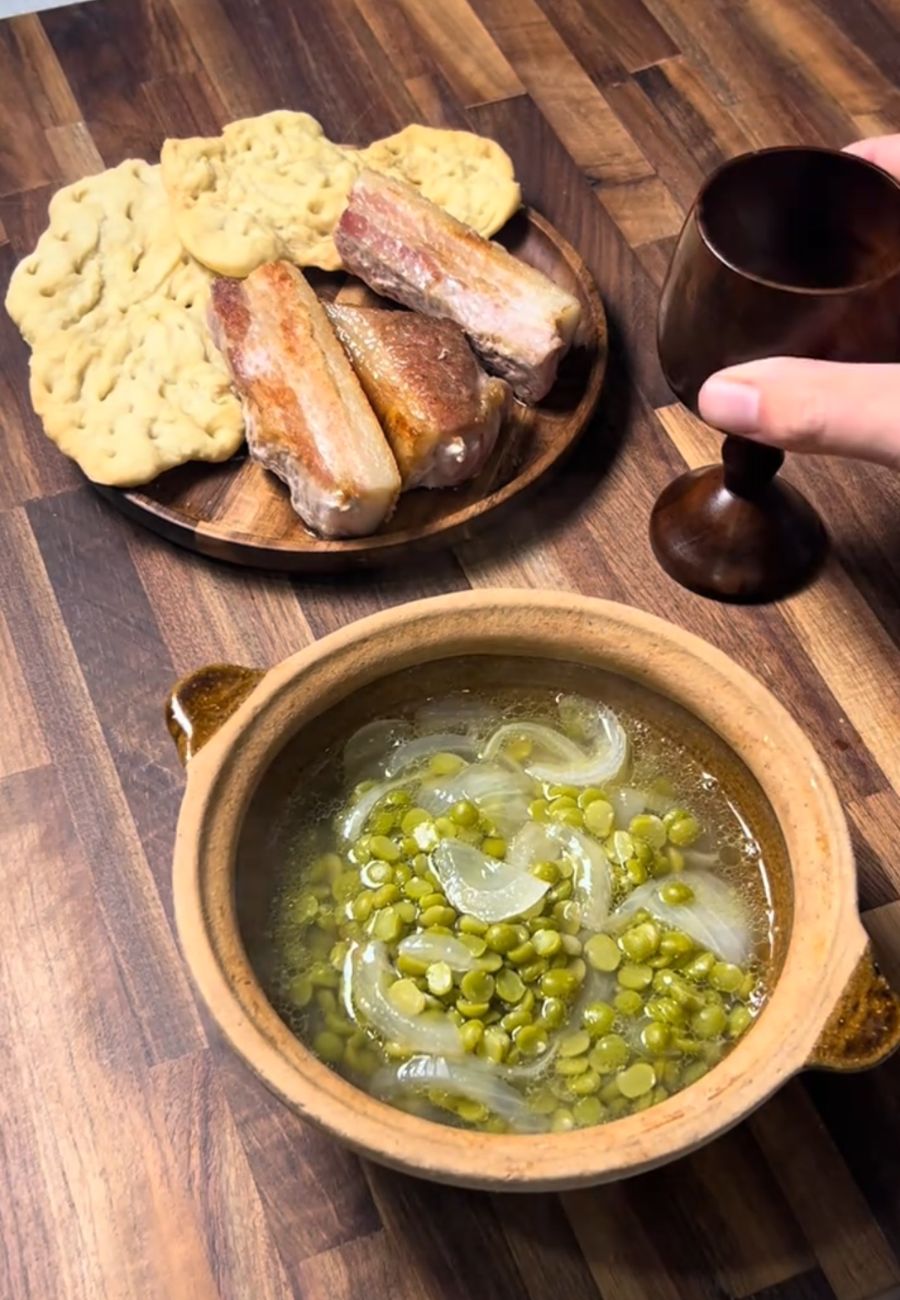 La cena tipica del legionario romano: zuppa di legumi, 'cracker' e carne di maiale