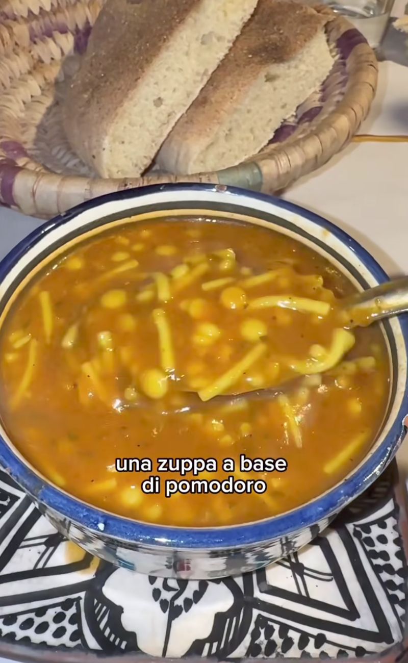 Harira è un piatto tipico marocchino preparato con pasta: ditaloni (più comuni) o vermicelli spezzati