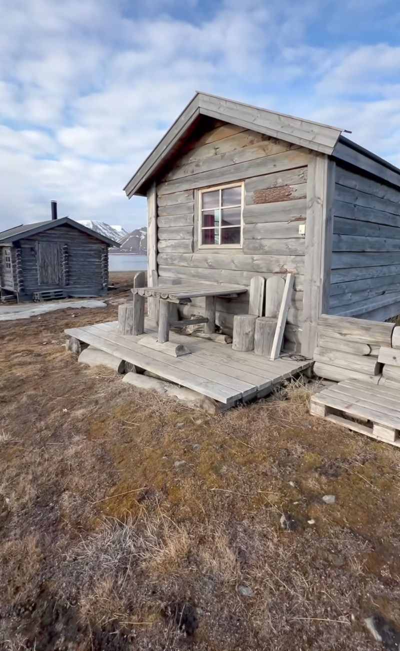 L'esterno della casa che Giulia ha comprato alle Isole Svalbard, ultimo luogo abitato a pochi km dal Polo Nord.