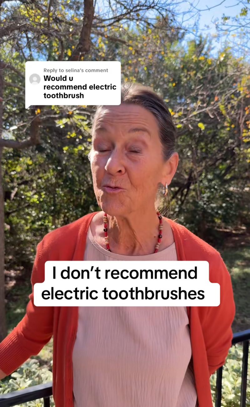 La dentista americana "non consiglia" lo spazzolino elettrico.