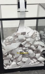 Una lunga 'fila' di scontrini stampati nel giorno in cui è stato registrato il video