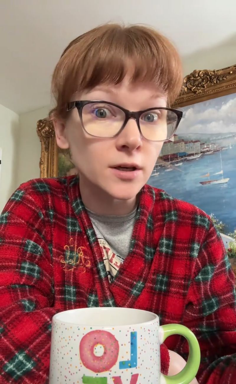 La tiktoker ha parlato delle abitudini relative al sonno prima dell'invenzione della lampadina