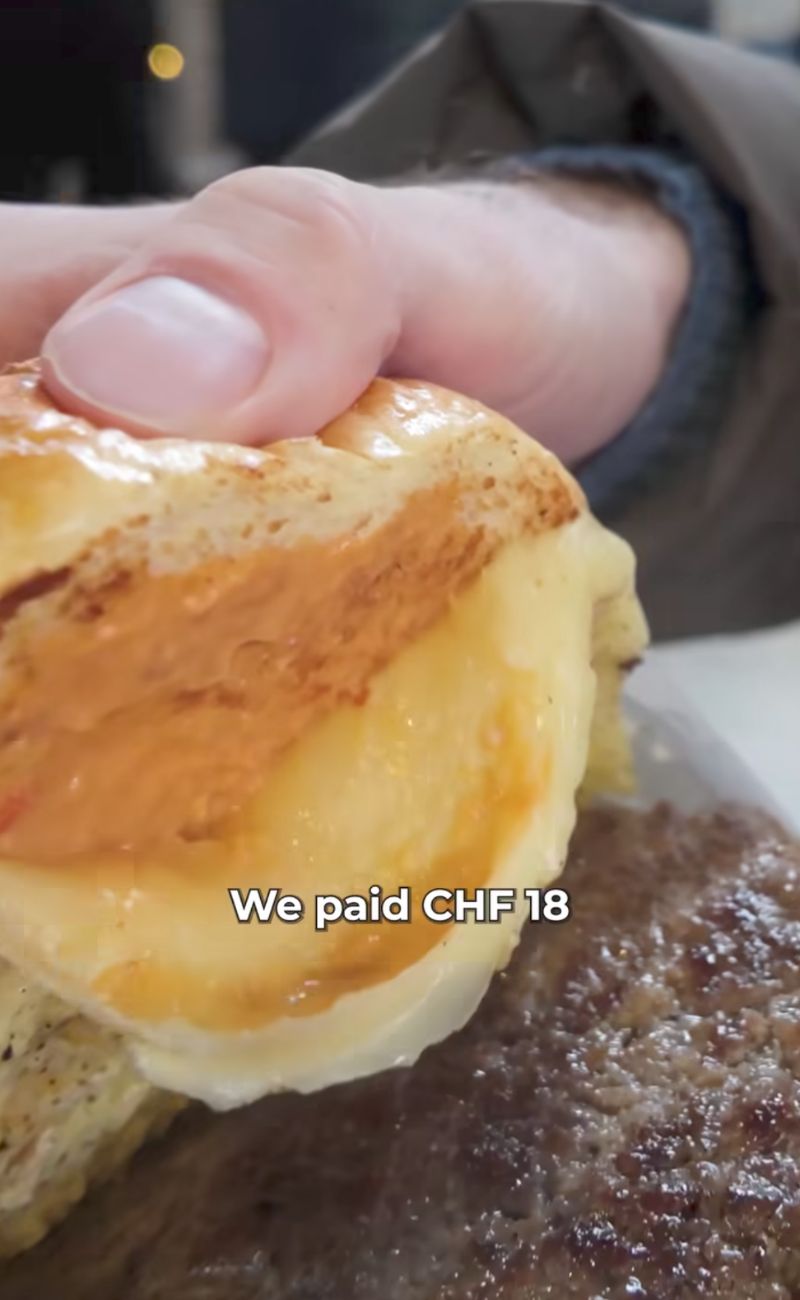 La 'delusione enorme' dell'hamburger con formaggio fuso svizzero, di fatto non fuso.
