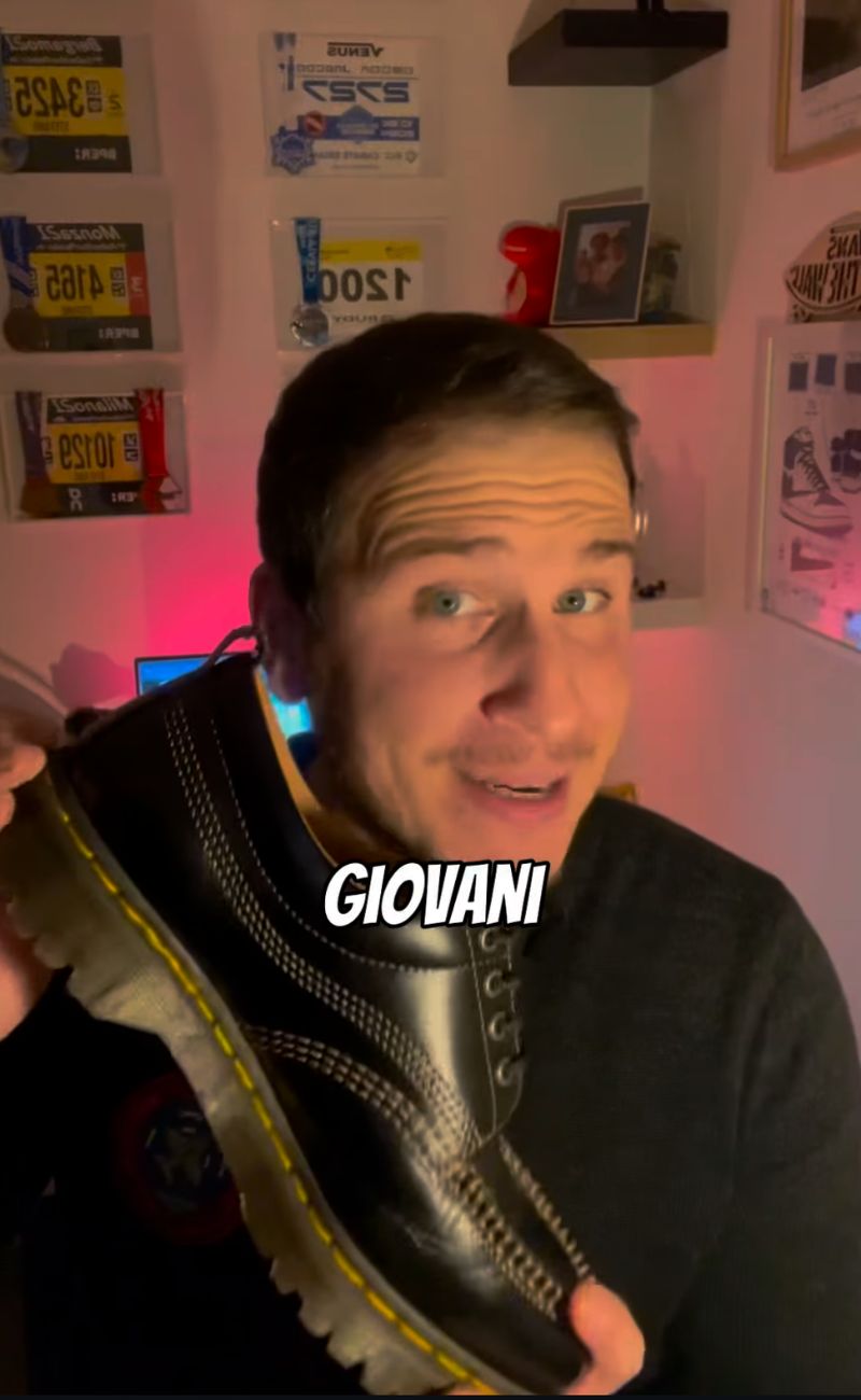 Le Dr Martens inglesi sono nate come scarpe da lavoro, per poi diffondersi tra i giovani 'ribelli'