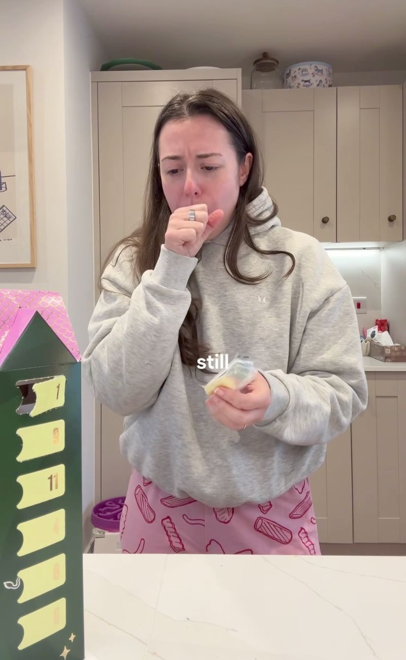 Per provare ad innamorarsi di nuovo del Natale, la content creator ha provato a comprare un calendario dell'Avvento con pezzi di formaggio al posto dei cioccolatini