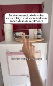 Non dovresti poggiare oggetti random della cucina sulla parte superiore del frigorifero.