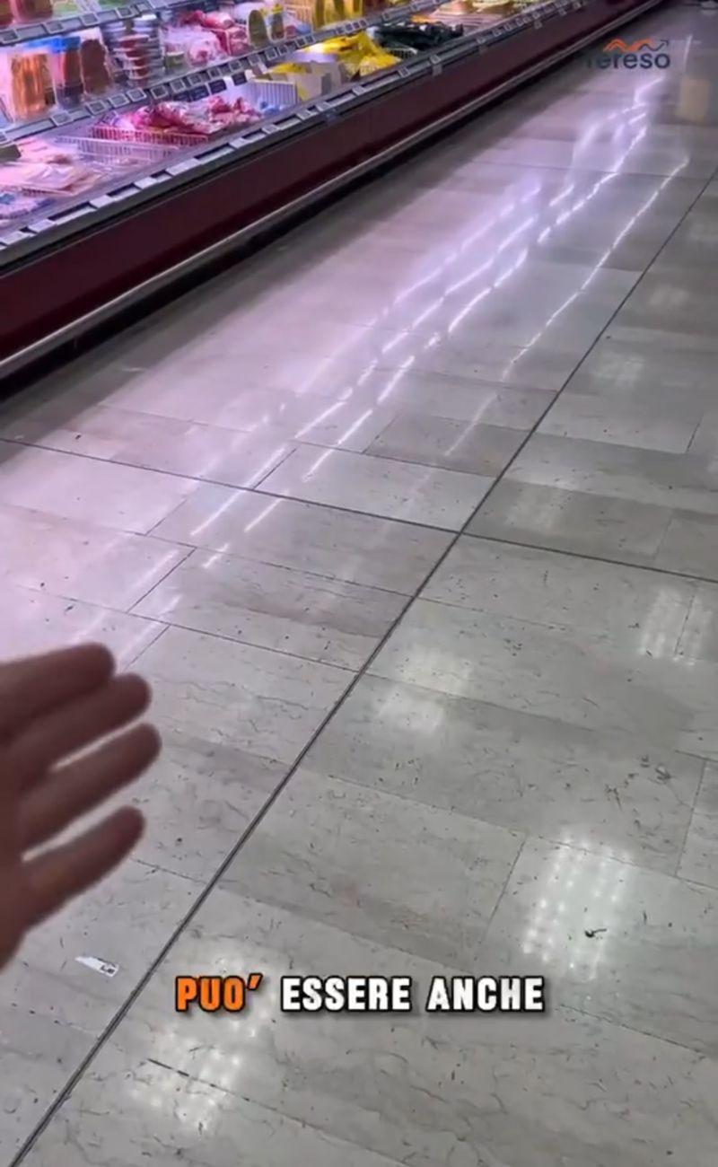 Il pavimento dei supermercati può essere anche lucido con 'effetto bagnato', creando una sensazione di possibile pericolo e portando l'acquirente a camminare più lentamente.