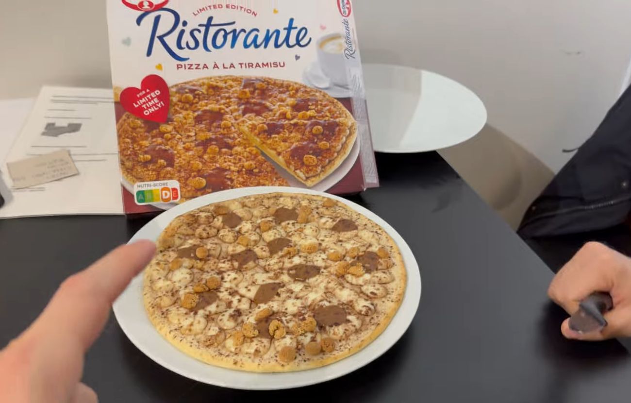 La differenza tra la pizza al tiramisù sulla confezione e quella appena sfornata.