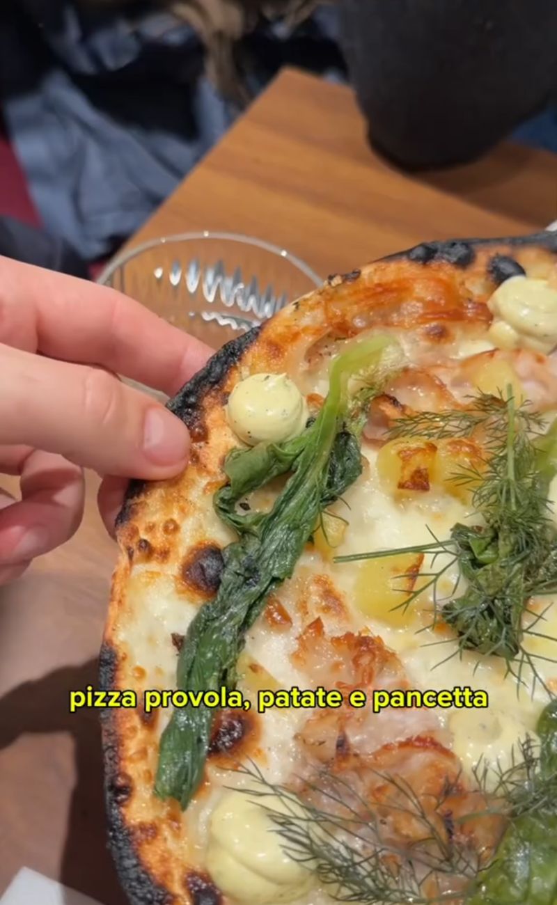 La pizza più sottile d'Italia con scarole, patate, provola e pancetta