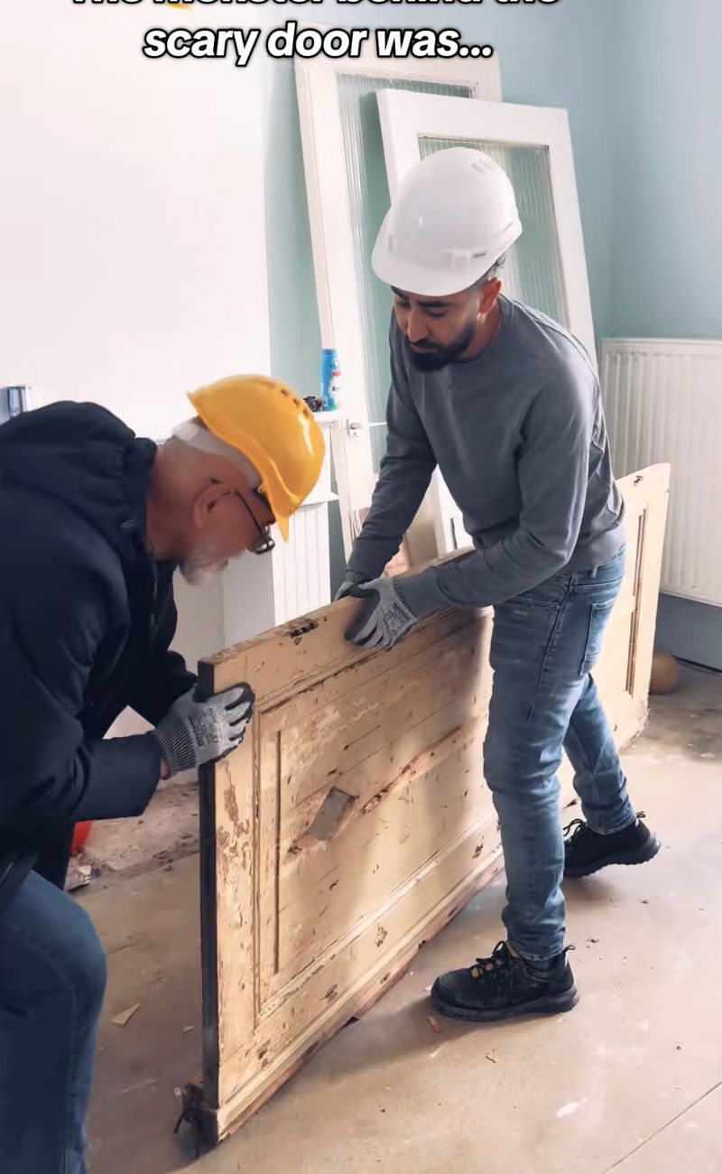 La porta degli Anni '30, purtroppo immarcescita e da sostituire.