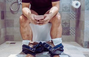 Usare lo smartphone anche in bagno è sbagliato per diversi motivi