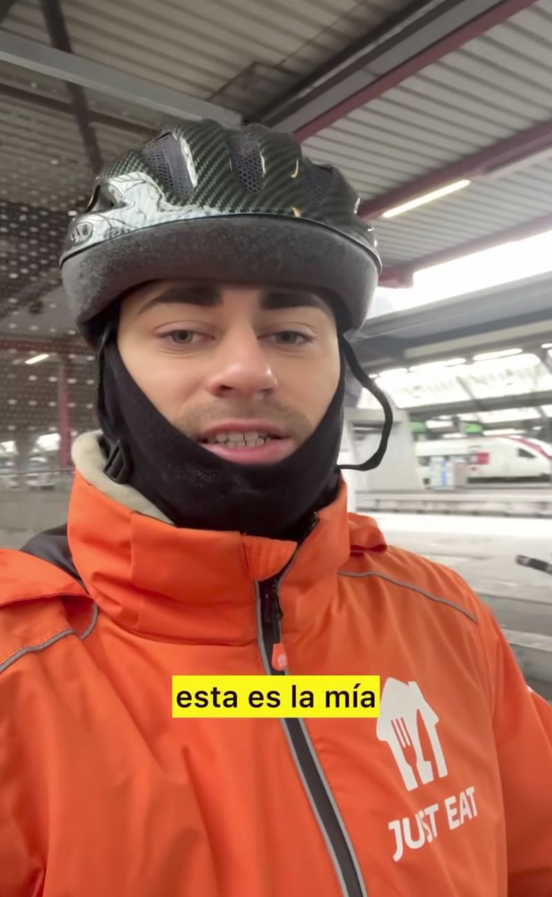 Ruslan ha trovato lavoro come rider per JustEat su un sito web di annunci lavorativi.