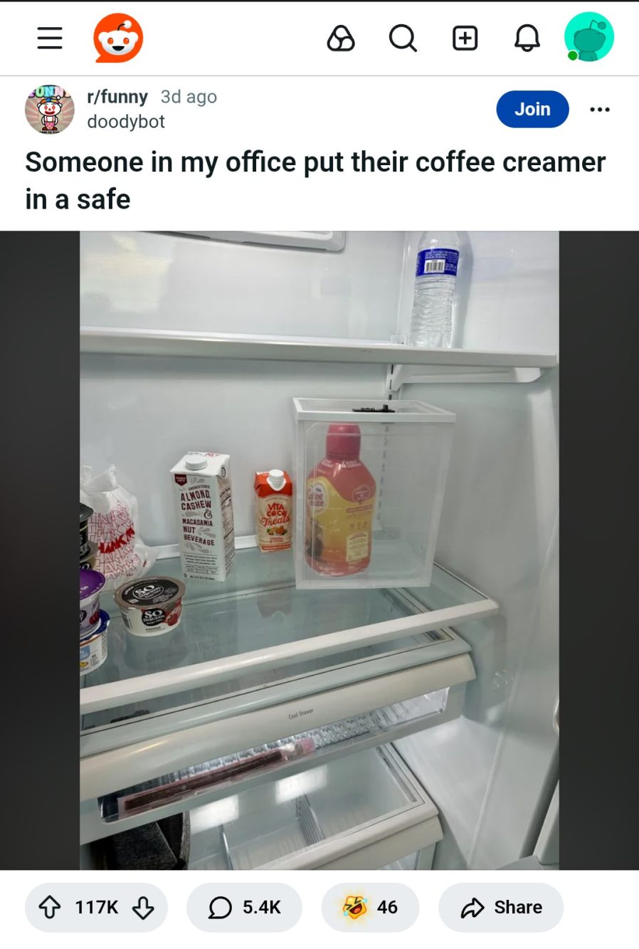 Il frigorifero dell'ufficio con il "coffee creamer" messo in cassaforte.