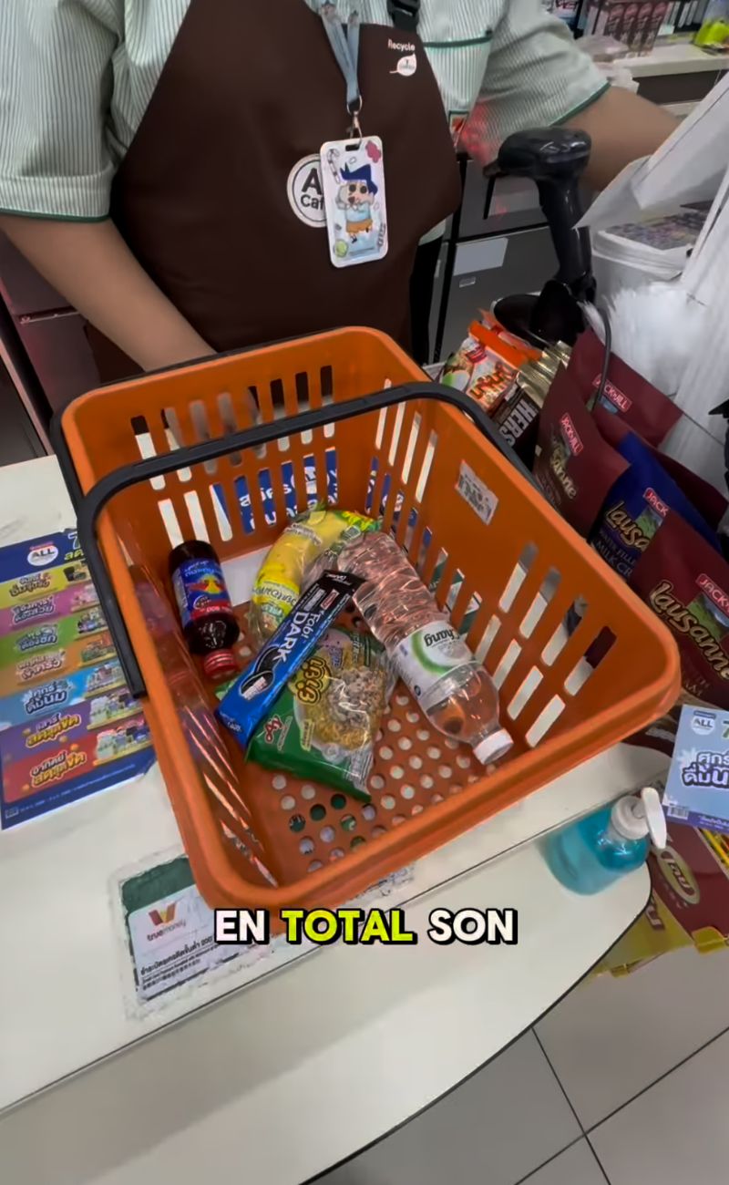 Nel cestino ci sono cibo e bevande per 1.07€