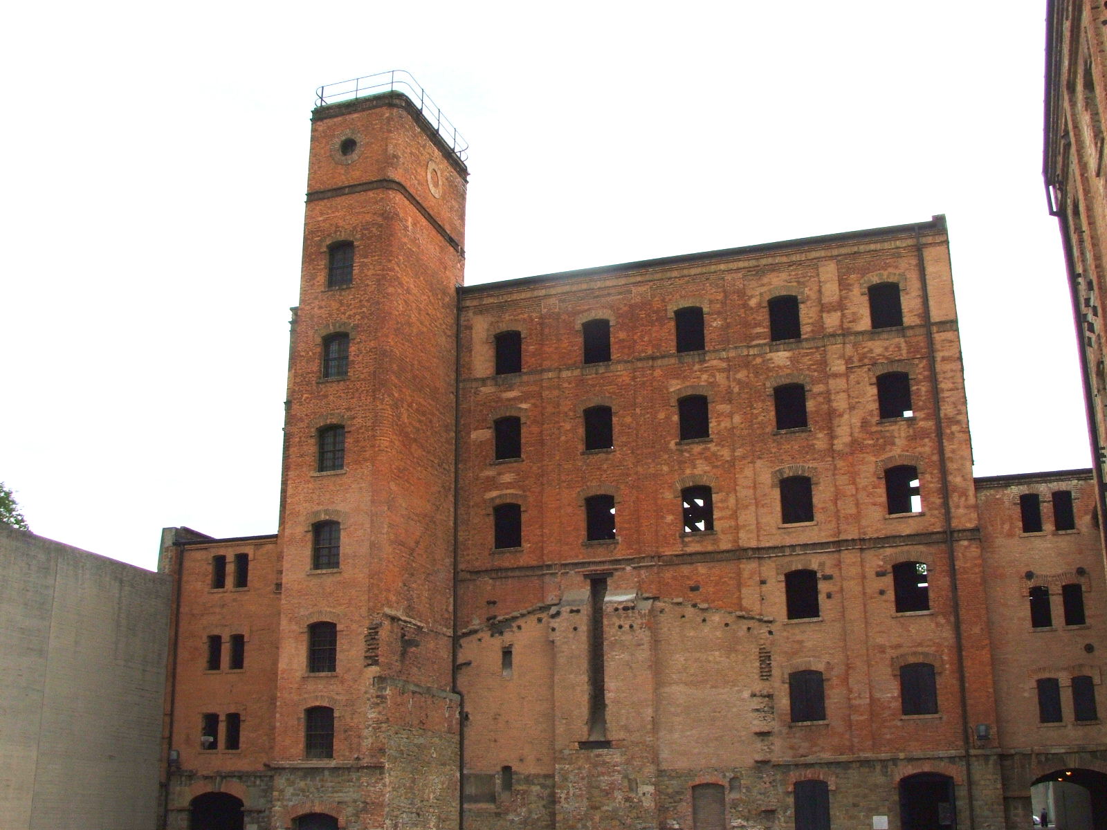 La parte inferiore dell'edificio è quella dove sorgeva il forno crematorio. Di Twice25 & Rinina25 - Fotografia autoprodotta, CC BY 2.5, https://commons.wikimedia.org/w/index.php?curid=4235075