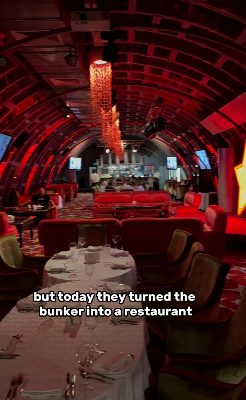 Questo è l'interno del bunker nucleare russo dove la content creator ha cenato