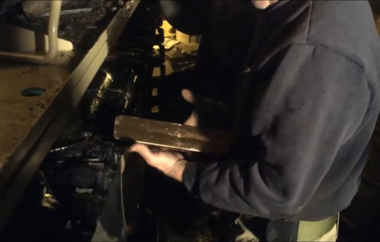 Uno dei lingotti d'oro trovati nel carrarmato. Credits: tanks-alot, youtube.com