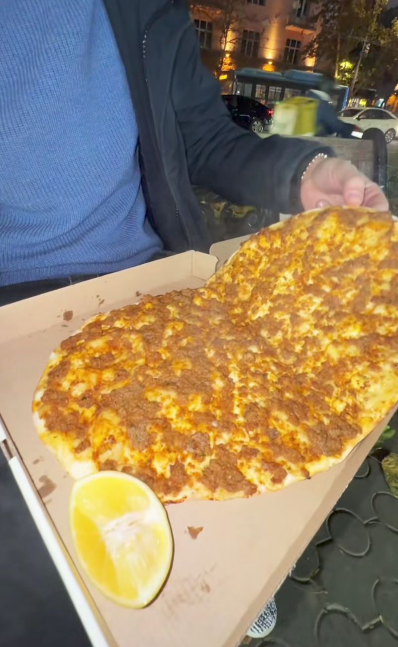 Il Lahmacun, uno dei cibi da strada più famosi in Armenia
