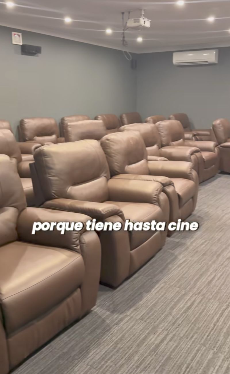 Nella miniera dove lavora come cameriere addetto alle colazioni, c'è anche un piccolo cinema.