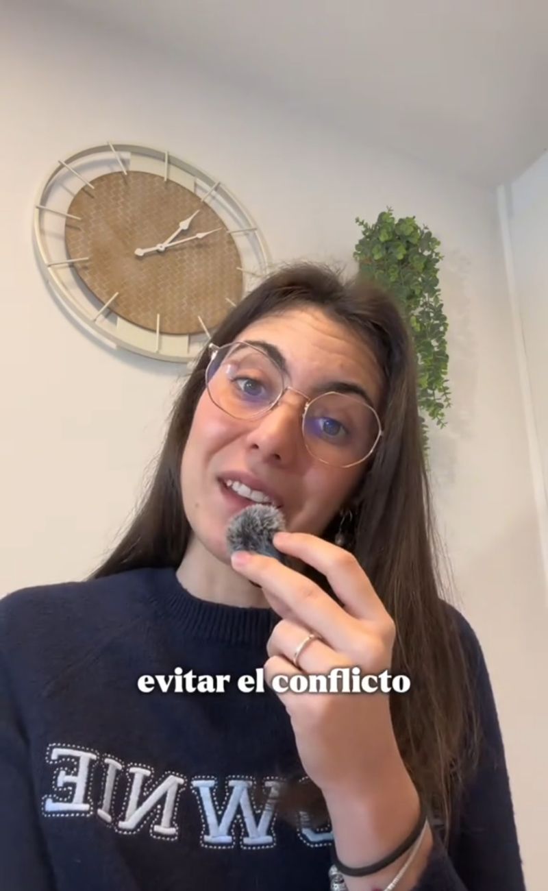 La psicologa spagnola ha indicato le tre frasi che, a suo dire, urlano "bassa autostima"