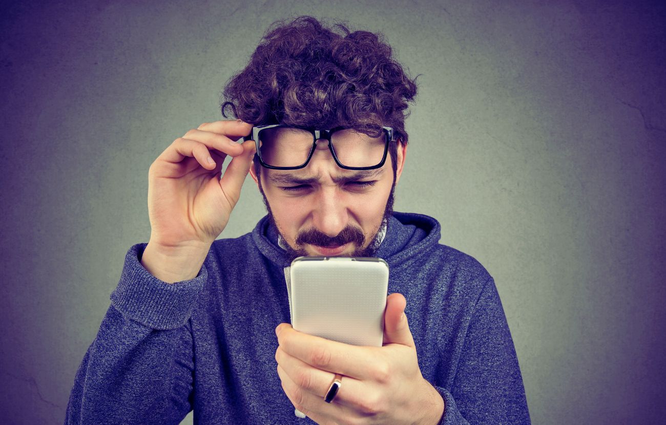 Leggere frasi a effetto sui social e ripeterle a pappagallo non farà di te un intellettuale.