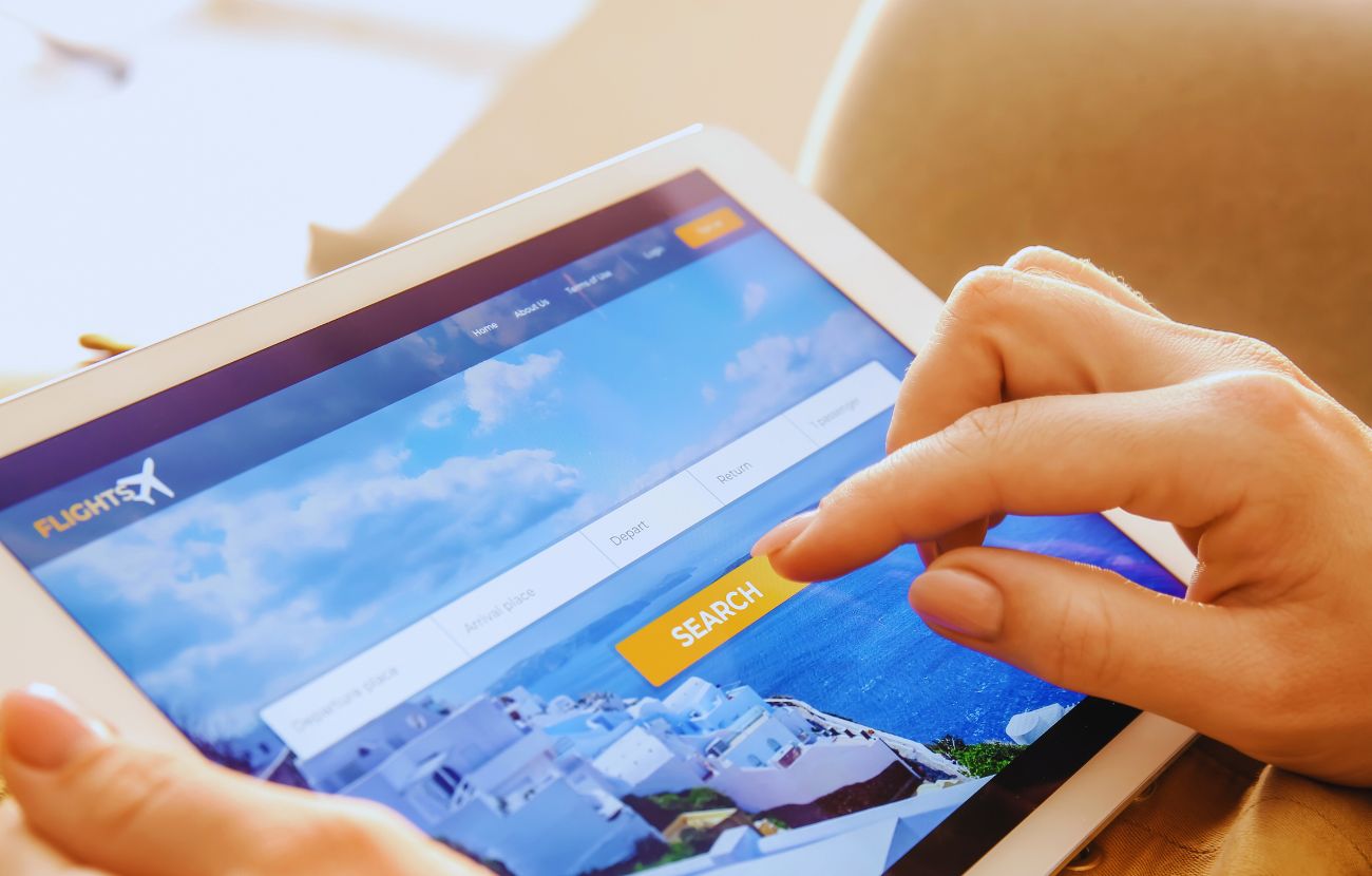Una persona intenta a consultare biglietti aerei