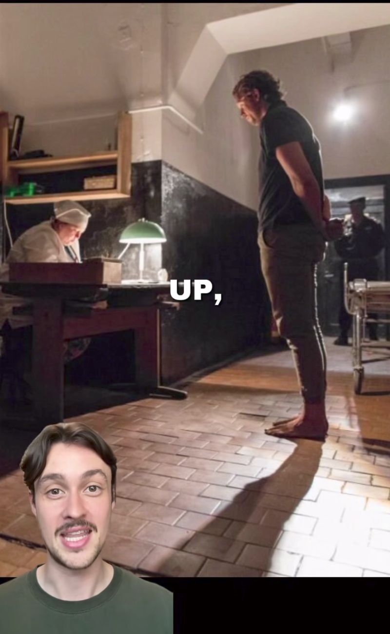 All'ingresso si consegnano i propri vestiti e si indossa l'uniforme