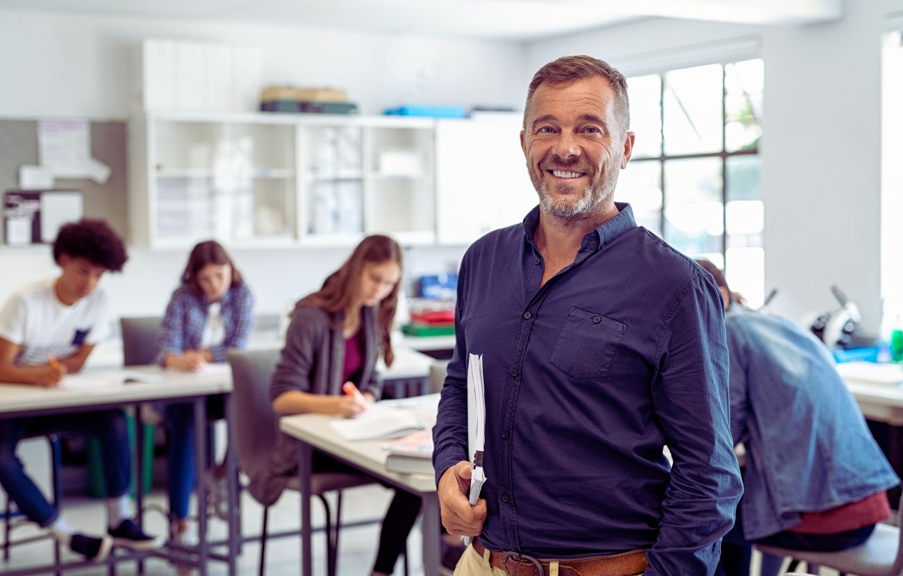 Un insegnante (foto stock) - forumagricolturasociale.it