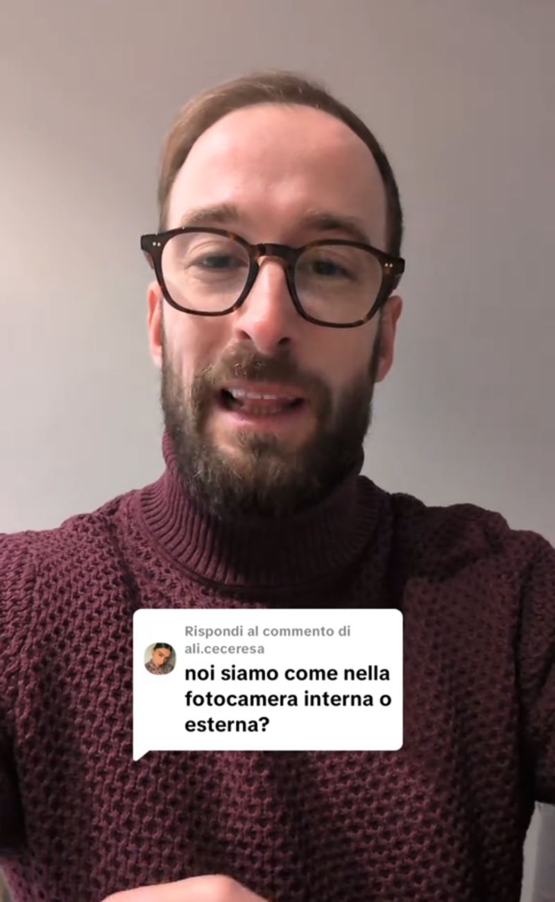 Il content creator @dr.curti_eros ha spiegato che gli altri ci vedono come appariamo nelle foto scattate con fotocamera esterna.